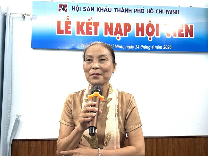 L&acirc;m Vỹ Dạ, Minh Dự, Trọng Nh&acirc;n x&uacute;c động trong ng&agrave;y được kết nạp Hội vi&ecirc;n Hội S&acirc;n khấu TP HCM - Ảnh 5.