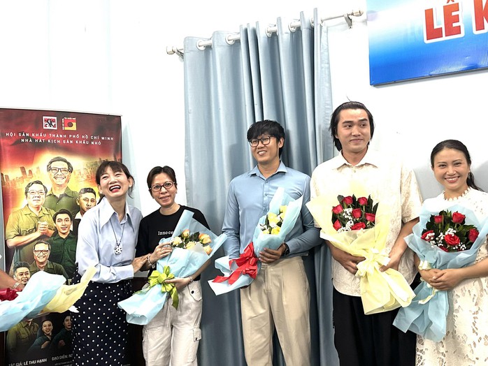 L&acirc;m Vỹ Dạ, Minh Dự, Trọng Nh&acirc;n x&uacute;c động trong ng&agrave;y được kết nạp Hội vi&ecirc;n Hội S&acirc;n khấu TP HCM - Ảnh 6.