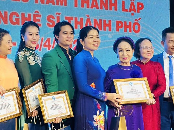 25 năm CLB Nữ nghệ sĩ TP HCM: Khi y&ecirc;u thương trở th&agrave;nh phương thức h&agrave;nh động - Ảnh 4.