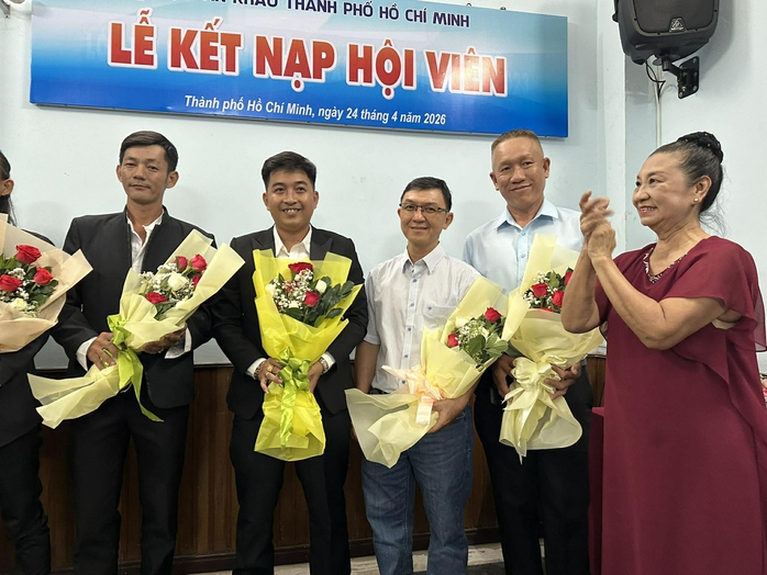 L&acirc;m Vỹ Dạ, Minh Dự, Trọng Nh&acirc;n x&uacute;c động trong ng&agrave;y được kết nạp Hội vi&ecirc;n Hội S&acirc;n khấu TP HCM - Ảnh 7.