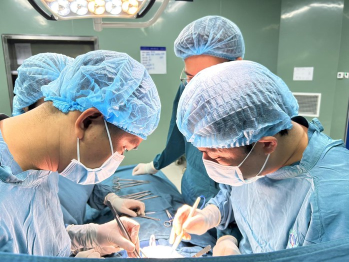 B&uacute;i t&oacute;c "khủng" trong dạ d&agrave;y bệnh nhi 7 tuổi - Ảnh 1.