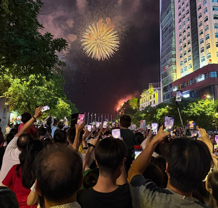 TPHCM c&oacute; th&ecirc;m 1 đợt bắn ph&aacute;o hoa trong th&aacute;ng 7, v&igrave; sao? - Ảnh 1.