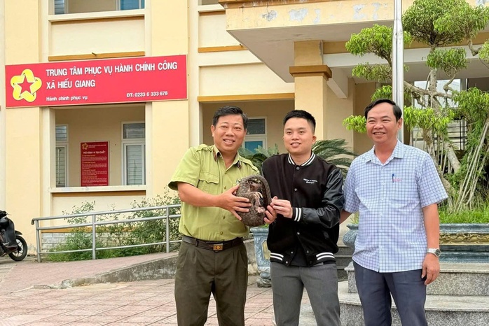 Ph&aacute;t hiện con vật qu&yacute; hiếm nằm b&ecirc;n vệ đường l&uacute;c rạng s&aacute;ng - Ảnh 1.