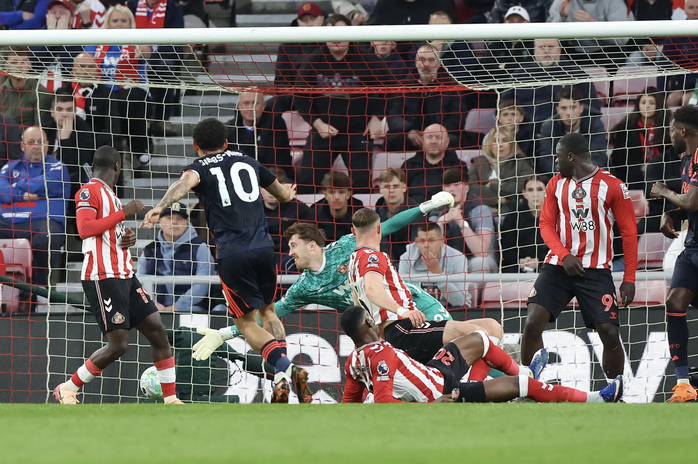 Forest thắng tưng bừng Sunderland, West Ham v&agrave; Tottenham &acirc;u lo v&eacute; trụ hạng - Ảnh 4.