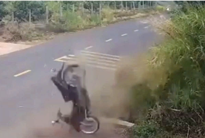 Cục CSGT c&ocirc;ng bố Video vụ tai nạn giao th&ocirc;ng Đắk Lắk khiến nam sinh tử vong - Ảnh 1.