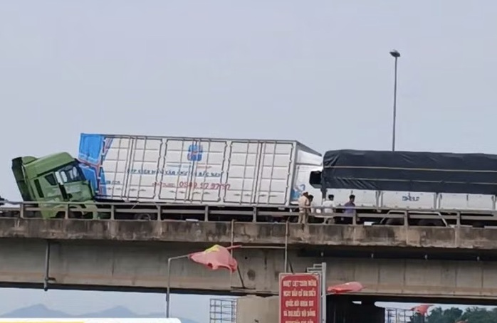 Tai nạn giao th&ocirc;ng li&ecirc;n ho&agrave;n 4 &ocirc; t&ocirc; tr&ecirc;n Quốc lộ 1 g&acirc;y t&ecirc; liệt giao th&ocirc;ng - Ảnh 1.