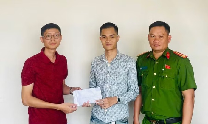 Ph&aacute;t hiện gần 57 triệu đồng &ldquo;bỏ qu&ecirc;n&rdquo; tại trụ ATM, ch&agrave;ng trai giao nộp c&ocirc;ng an - Ảnh 1.