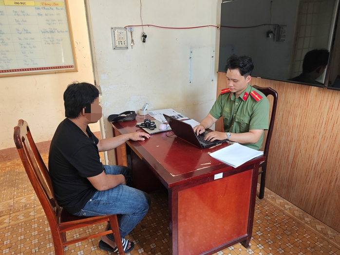 C&ocirc;ng an Đắk Lắk l&agrave;m việc với 12 t&agrave;i khoản đăng th&ocirc;ng tin sai sự thật vụ nam sinh tử vong - Ảnh 1.