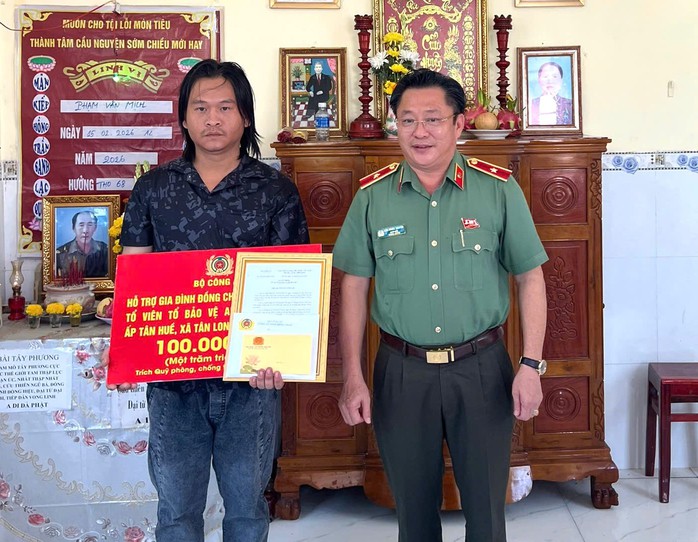 Bộ C&ocirc;ng an hỗ trợ gia đ&igrave;nh c&oacute; người hy sinh khi thực hiện nhiệm vụ - Ảnh 5.