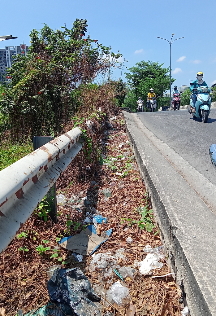 Lề cầu sụt l&uacute;n - Ảnh 1.