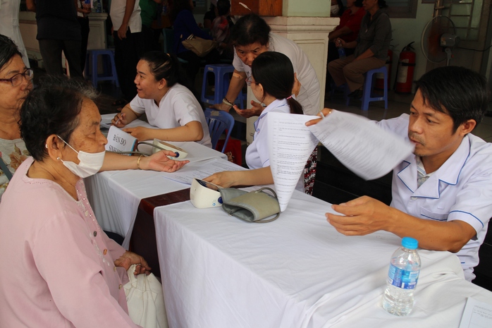 V&igrave; sao nhiều người d&acirc;n ở x&atilde; an to&agrave;n khu TPHCM vẫn chưa nhận được thẻ BHYT miễn ph&iacute;? - Ảnh 2.