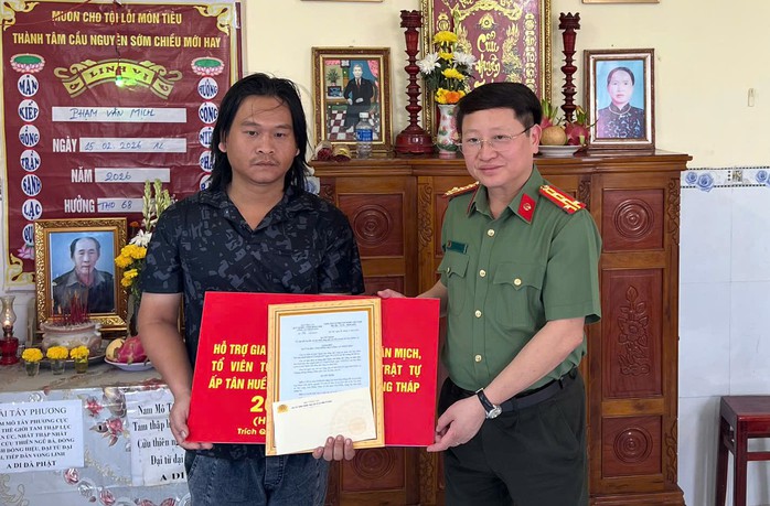 Bộ C&ocirc;ng an hỗ trợ gia đ&igrave;nh c&oacute; người hy sinh khi thực hiện nhiệm vụ - Ảnh 2.