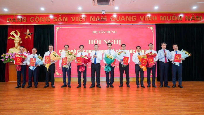 Bộ trưởng Bộ X&acirc;y dựng Trần Hồng Minh trao quyết định điều động, bổ nhiệm 11 c&aacute;n bộ - Ảnh 1.
