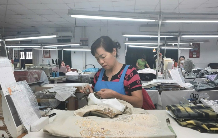 Tăng lương hưu: Chưa vơi nỗi lo cơm &aacute;o! - Ảnh 1.