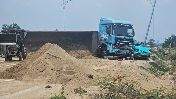 Xe tải t&ocirc;ng taxi tại Đắk Lắk khiến một h&agrave;nh kh&aacute;ch tử vong - Ảnh 1.