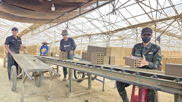 H&agrave;ng ng&agrave;n c&ocirc;ng nh&acirc;n l&ograve; gạch ở Đắk Lắk "về đ&acirc;u"? - Ảnh 2.