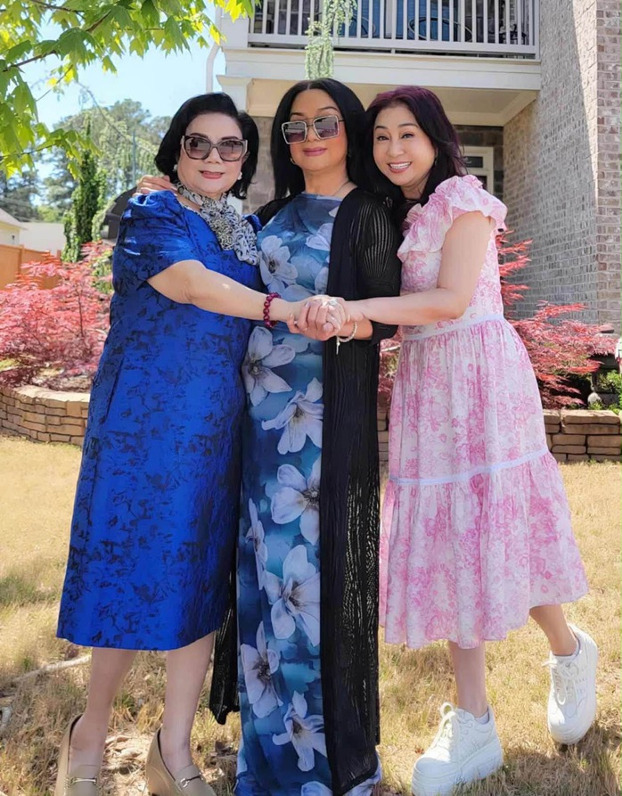 NSƯT Mỹ Ch&acirc;u kh&oacute;c sưng mắt khi đến viếng mộ NSƯT Ngọc Đ&aacute;ng sau 4 năm xa c&aacute;ch - Ảnh 4.