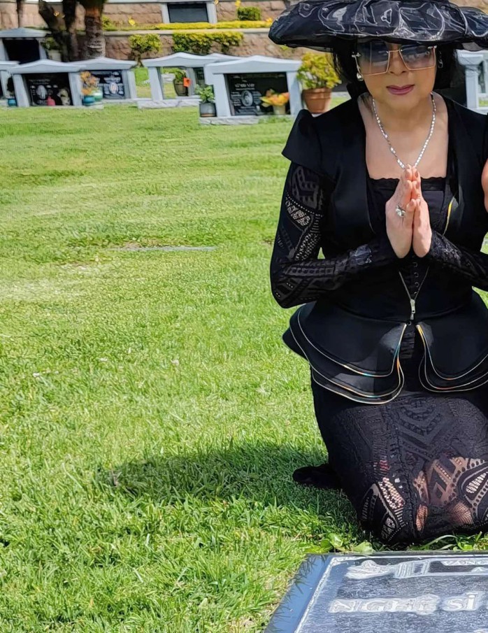 NSƯT Mỹ Ch&acirc;u kh&oacute;c sưng mắt khi đến viếng mộ NSƯT Ngọc Đ&aacute;ng sau 4 năm xa c&aacute;ch - Ảnh 3.