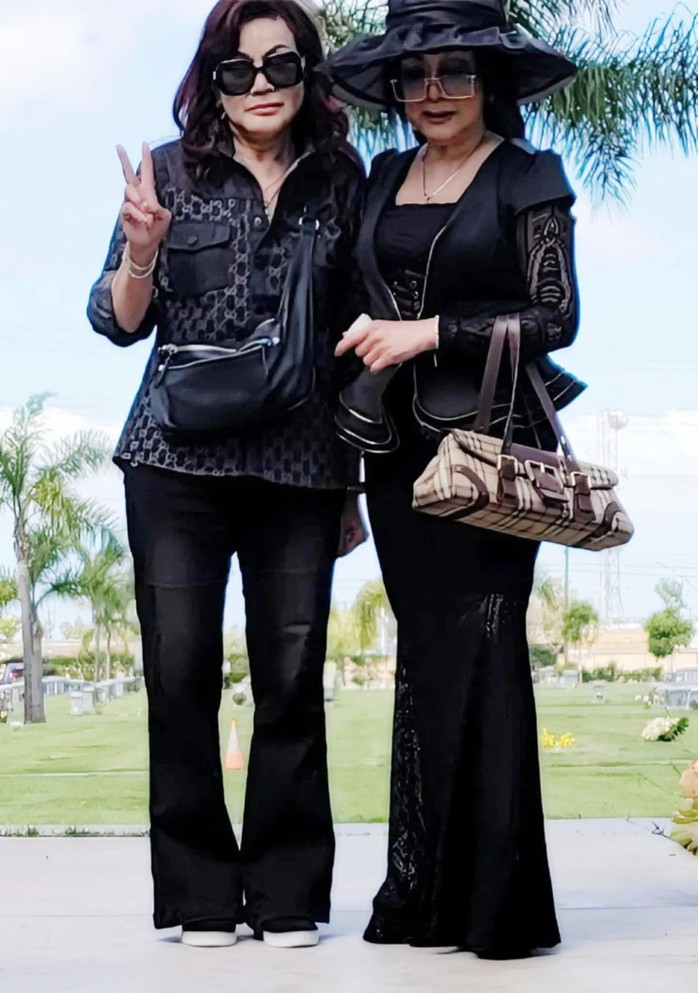 NSƯT Mỹ Ch&acirc;u kh&oacute;c sưng mắt khi đến viếng mộ NSƯT Ngọc Đ&aacute;ng sau 4 năm xa c&aacute;ch - Ảnh 2.