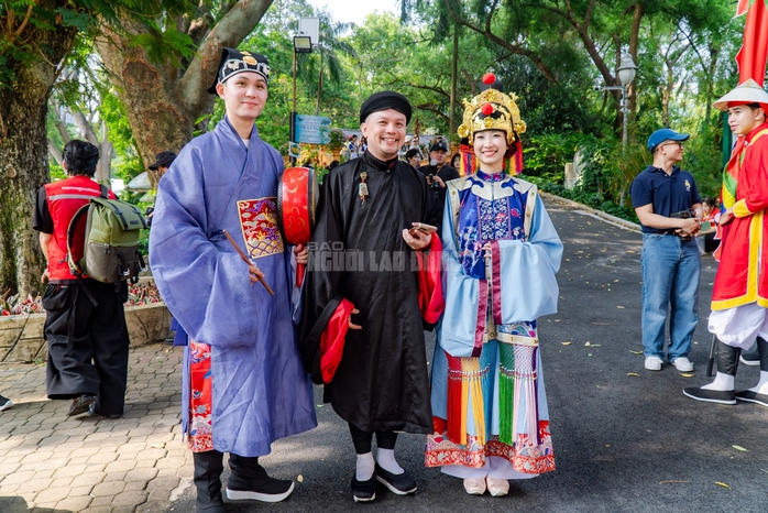 VIDEO: H&agrave;ng trăm người trẻ c&ugrave;ng mặc cổ phục Việt Nam diễu h&agrave;nh tại Thảo Cầm Vi&ecirc;n - Ảnh 17.