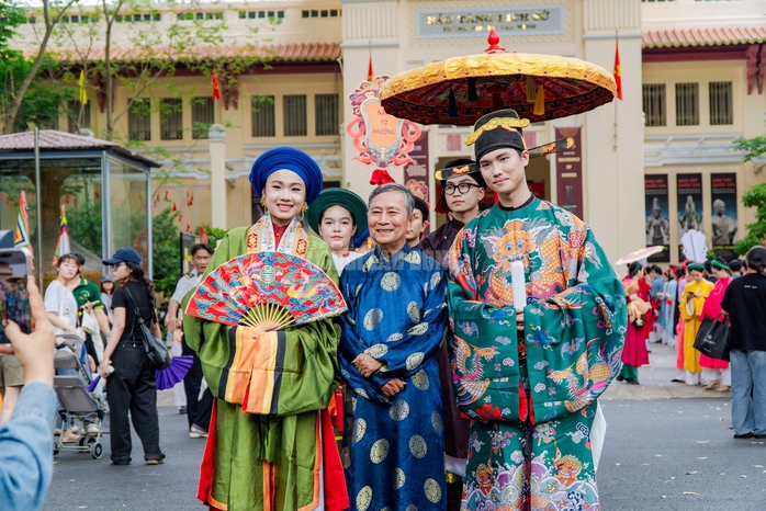 VIDEO: H&agrave;ng trăm người trẻ c&ugrave;ng mặc cổ phục Việt Nam diễu h&agrave;nh tại Thảo Cầm Vi&ecirc;n - Ảnh 20.