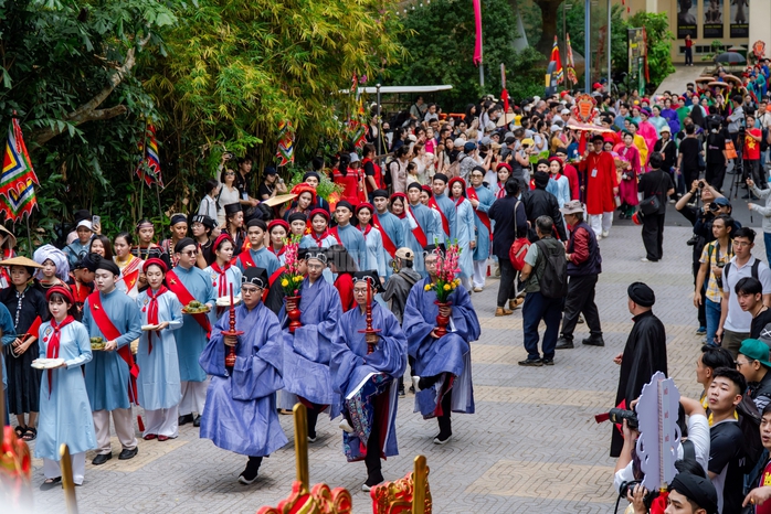VIDEO: H&agrave;ng trăm người trẻ c&ugrave;ng mặc cổ phục Việt Nam diễu h&agrave;nh tại Thảo Cầm Vi&ecirc;n - Ảnh 21.