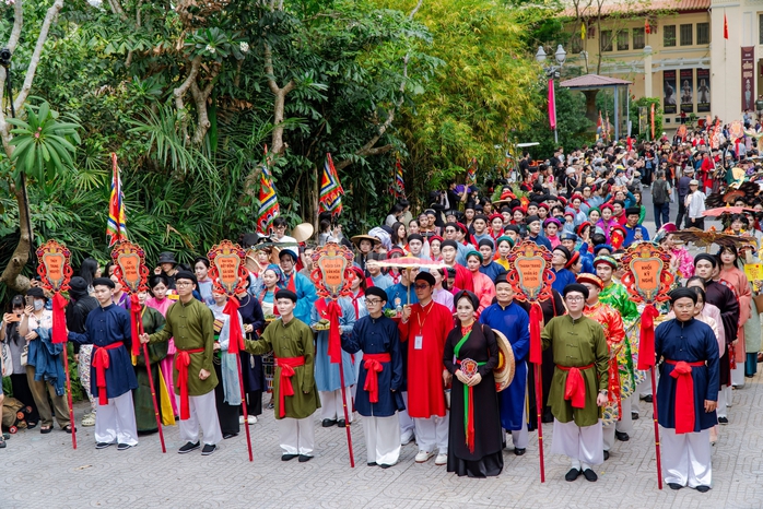 VIDEO: H&agrave;ng trăm người trẻ c&ugrave;ng mặc cổ phục Việt Nam diễu h&agrave;nh tại Thảo Cầm Vi&ecirc;n - Ảnh 22.