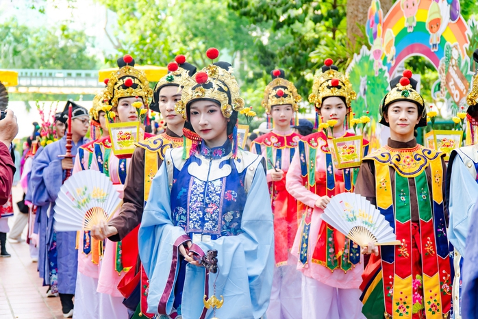 VIDEO: H&agrave;ng trăm người trẻ c&ugrave;ng mặc cổ phục Việt Nam diễu h&agrave;nh tại Thảo Cầm Vi&ecirc;n - Ảnh 1.