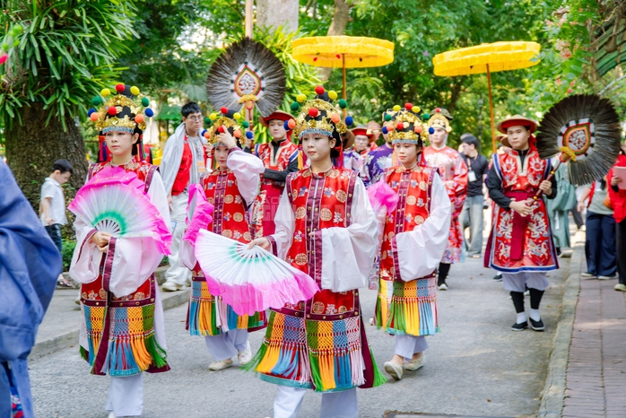 VIDEO: H&agrave;ng trăm người trẻ c&ugrave;ng mặc cổ phục Việt Nam diễu h&agrave;nh tại Thảo Cầm Vi&ecirc;n - Ảnh 2.
