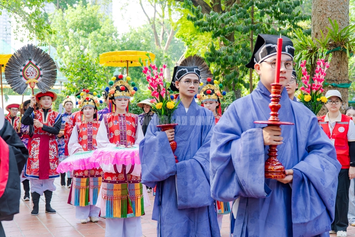 VIDEO: H&agrave;ng trăm người trẻ c&ugrave;ng mặc cổ phục Việt Nam diễu h&agrave;nh tại Thảo Cầm Vi&ecirc;n - Ảnh 3.