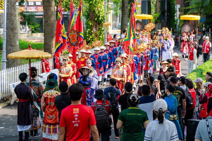 VIDEO: H&agrave;ng trăm người trẻ c&ugrave;ng mặc cổ phục Việt Nam diễu h&agrave;nh tại Thảo Cầm Vi&ecirc;n - Ảnh 4.