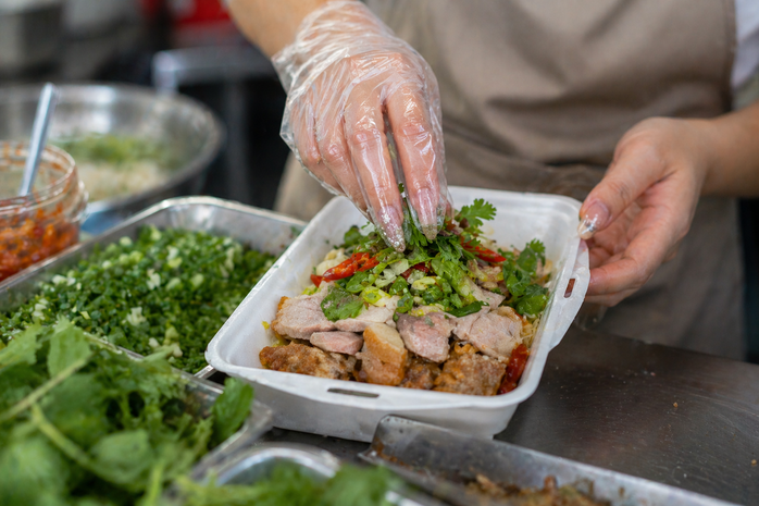 Đề xuất phạt 4 triệu nếu để m&oacute;ng tay d&agrave;i khi b&aacute;n đồ ăn, chế biến thực phẩm - Ảnh 1.