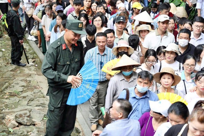 Biển người đổ về Đền H&ugrave;ng trước ng&agrave;y Giỗ tổ H&ugrave;ng Vương - Ảnh 3.