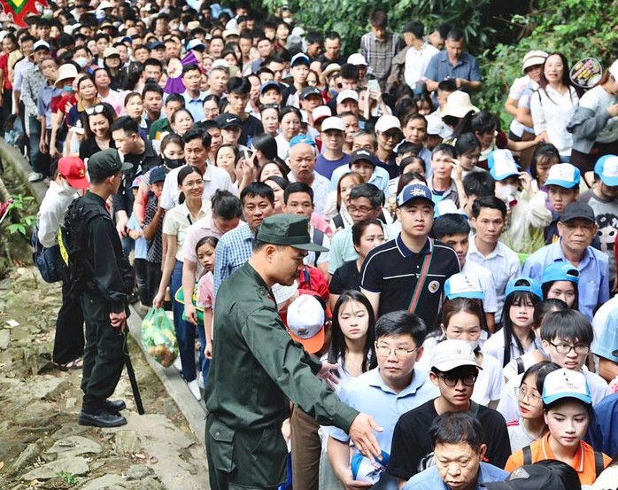 Biển người đổ về Đền H&ugrave;ng trước ng&agrave;y Giỗ tổ H&ugrave;ng Vương - Ảnh 1.