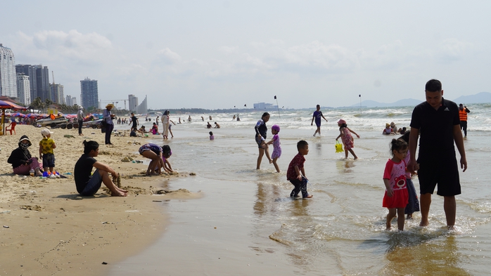 B&atilde;i Sau Vũng T&agrave;u bớt s&acirc;u biển, sứa thưa dần, du kh&aacute;ch trở lại đ&ocirc;ng vui - Ảnh 1.