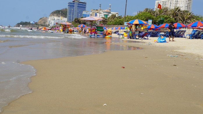 B&atilde;i Sau Vũng T&agrave;u bớt s&acirc;u biển, sứa thưa dần, du kh&aacute;ch trở lại đ&ocirc;ng vui - Ảnh 2.