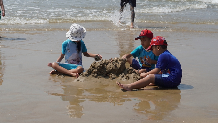 B&atilde;i Sau Vũng T&agrave;u bớt s&acirc;u biển, sứa thưa dần, du kh&aacute;ch trở lại đ&ocirc;ng vui - Ảnh 3.