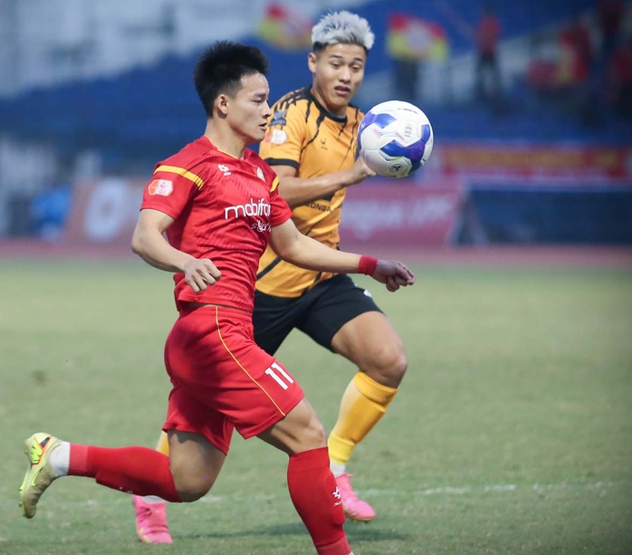 Tuyển thủ U23 lập c&ocirc;ng gi&uacute;p Thanh H&oacute;a tiến gần suất trụ hạng - Ảnh 1.