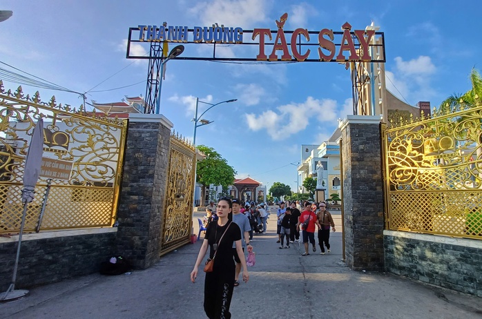 VIDEO: Người d&acirc;n khắp nơi đổ về Nh&agrave; thờ Tắc Sậy ở C&agrave; Mau h&agrave;nh hương - Ảnh 1.