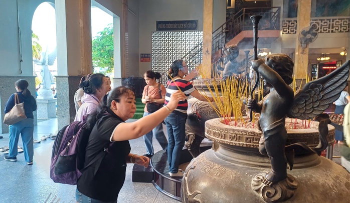 VIDEO: Người d&acirc;n khắp nơi đổ về Nh&agrave; thờ Tắc Sậy ở C&agrave; Mau h&agrave;nh hương - Ảnh 10.