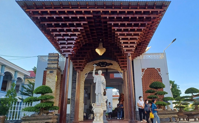 VIDEO: Người d&acirc;n khắp nơi đổ về Nh&agrave; thờ Tắc Sậy ở C&agrave; Mau h&agrave;nh hương - Ảnh 13.