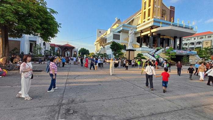 VIDEO: Người d&acirc;n khắp nơi đổ về Nh&agrave; thờ Tắc Sậy ở C&agrave; Mau h&agrave;nh hương - Ảnh 14.