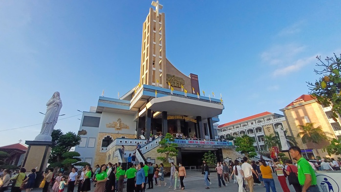 VIDEO: Người d&acirc;n khắp nơi đổ về Nh&agrave; thờ Tắc Sậy ở C&agrave; Mau h&agrave;nh hương - Ảnh 2.