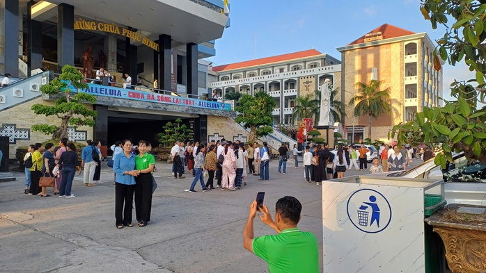 VIDEO: Người d&acirc;n khắp nơi đổ về Nh&agrave; thờ Tắc Sậy ở C&agrave; Mau h&agrave;nh hương - Ảnh 4.