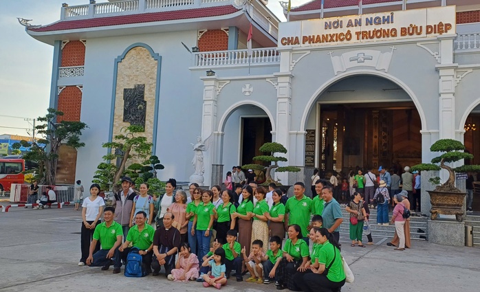 VIDEO: Người d&acirc;n khắp nơi đổ về Nh&agrave; thờ Tắc Sậy ở C&agrave; Mau h&agrave;nh hương - Ảnh 5.