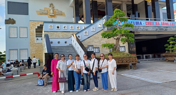 VIDEO: Người d&acirc;n khắp nơi đổ về Nh&agrave; thờ Tắc Sậy ở C&agrave; Mau h&agrave;nh hương - Ảnh 3.