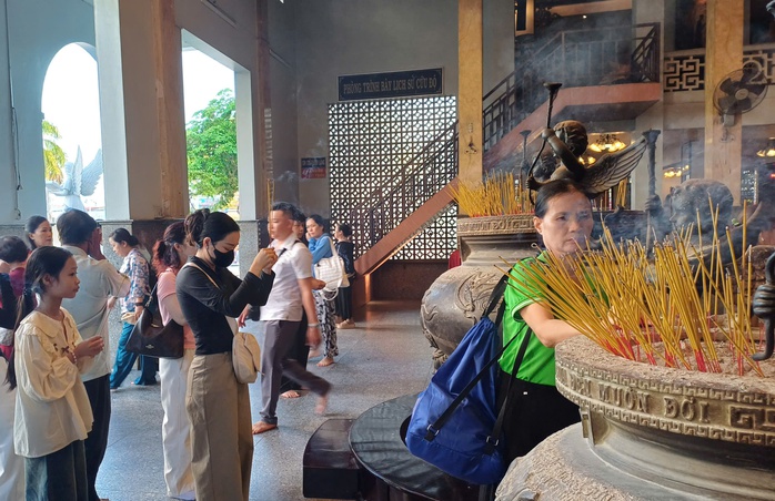 VIDEO: Người d&acirc;n khắp nơi đổ về Nh&agrave; thờ Tắc Sậy ở C&agrave; Mau h&agrave;nh hương - Ảnh 6.