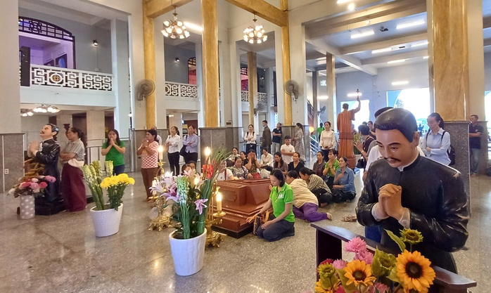 VIDEO: Người d&acirc;n khắp nơi đổ về Nh&agrave; thờ Tắc Sậy ở C&agrave; Mau h&agrave;nh hương - Ảnh 7.