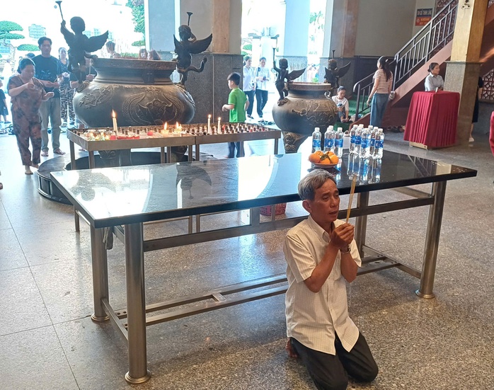 VIDEO: Người d&acirc;n khắp nơi đổ về Nh&agrave; thờ Tắc Sậy ở C&agrave; Mau h&agrave;nh hương - Ảnh 8.