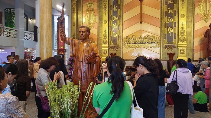 VIDEO: Người d&acirc;n khắp nơi đổ về Nh&agrave; thờ Tắc Sậy ở C&agrave; Mau h&agrave;nh hương - Ảnh 9.